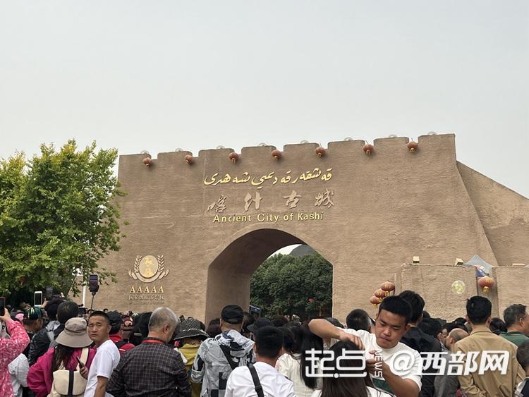 爷爷奶奶的定制之旅！2024年首趟西安赴新疆“丝路号”银发旅游专列开行(图3)