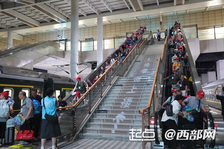 爷爷奶奶的定制之旅！2024年首趟西安赴新疆“丝路号”银发旅游专列开行(图2)