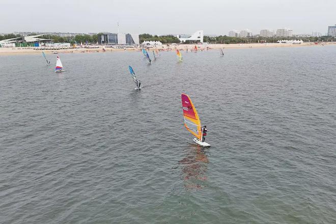 九游娱乐文化：2024年国际旅游岛帆板大奖赛秦皇岛站开赛(图2)