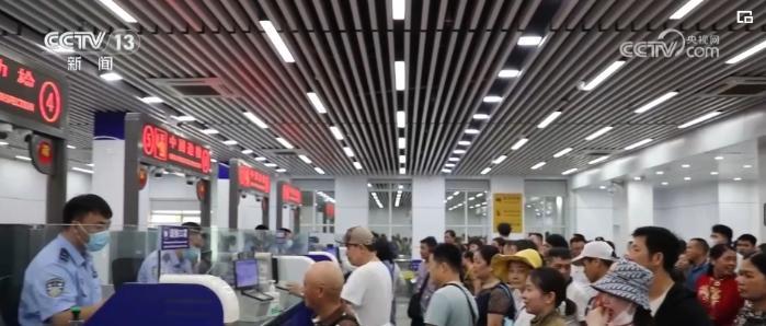 多地口岸出入境人数持续攀升“五一”假期跨境游高峰提前到来