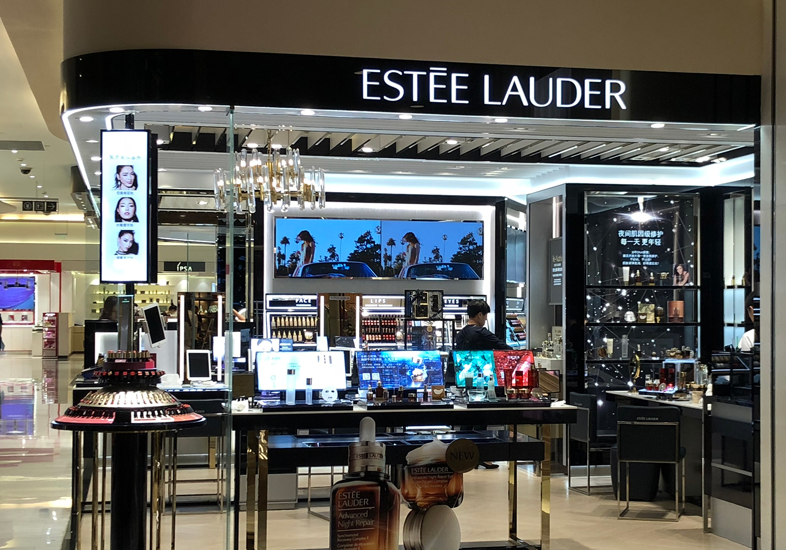 近一财季四大品类收入全线下滑新任CEO能否带领雅诗兰黛走出至暗时刻？(图2)