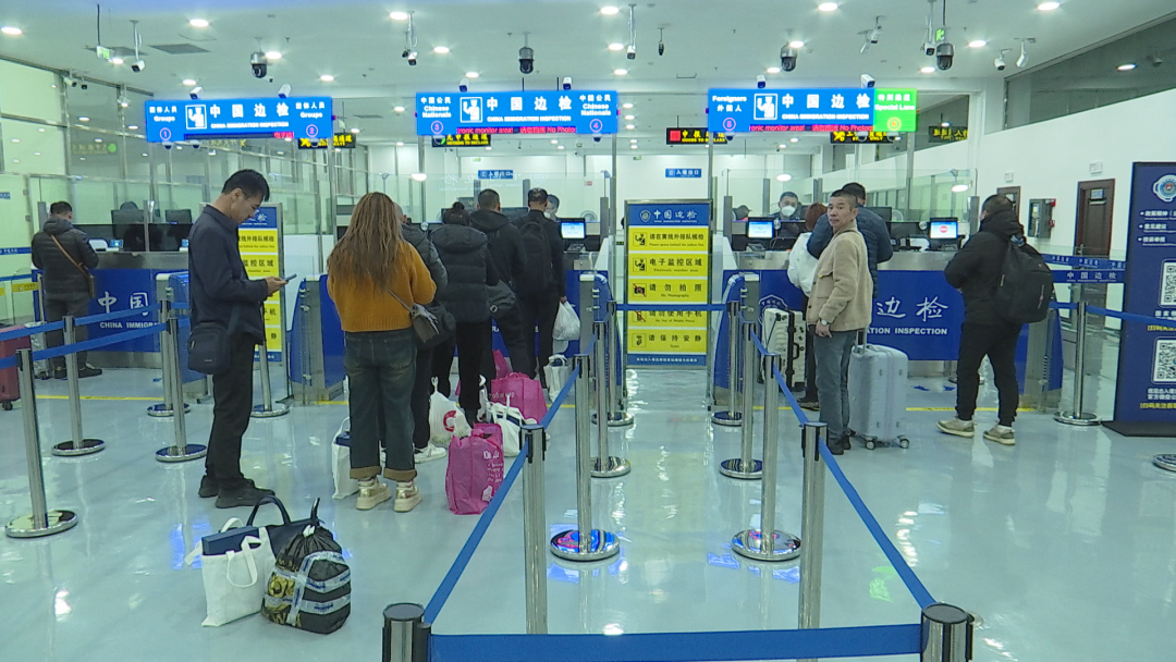 首个免签团队结束出游返回抚远中俄跨境游备受追捧