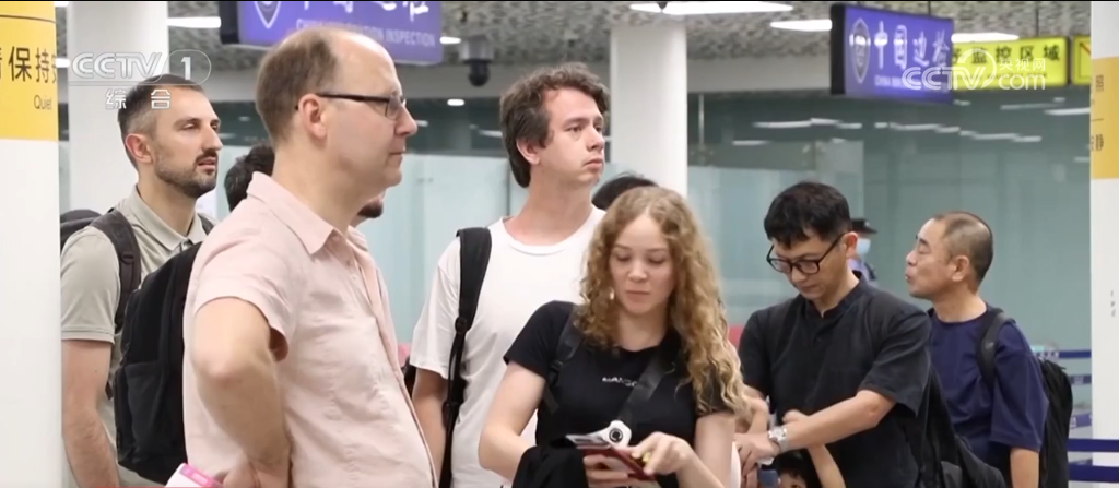 九游娱乐：坐高铁、赏非遗、穿汉服……中国文化“圈粉”海外游客入境游“节节高”(图3)