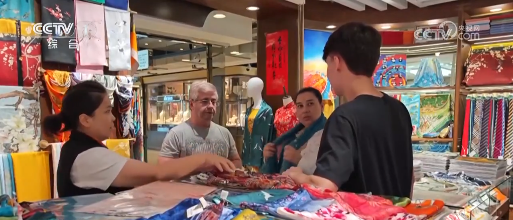 九游娱乐：坐高铁、赏非遗、穿汉服……中国文化“圈粉”海外游客入境游“节节高”(图2)