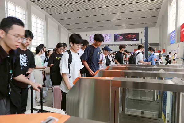 九游娱乐文化：国铁南宁局开行110趟梧州方向动车组列车服务广西文化旅游发展大会