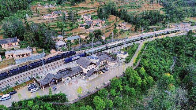 今年前10个月云南铁路发送旅客超9000万人次(图3)