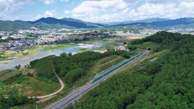 今年前10个月云南铁路发送旅客超9000万人次(图4)