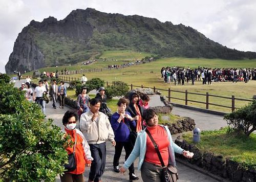 差距巨大！中日韩上半年外国游客：韩770万日1777万我国多少(图12)