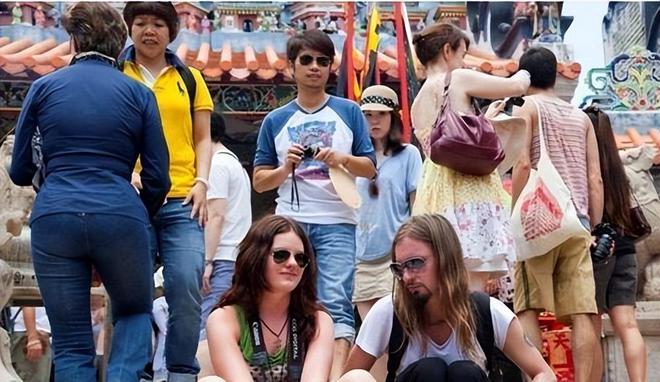差距巨大！中日韩上半年外国游客：韩770万日1777万我国多少(图21)