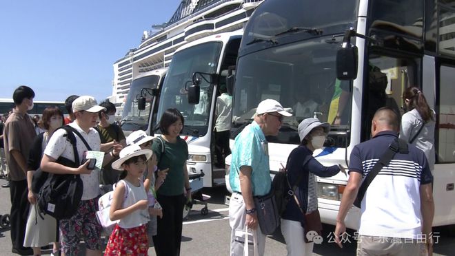 一辆日本旅游大巴一地垃圾！据说接待了外国人团体
