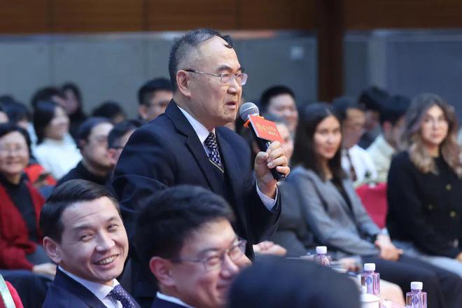 【演讲互动】当这位高官说有6个孩子时在场都会心大笑(图3)