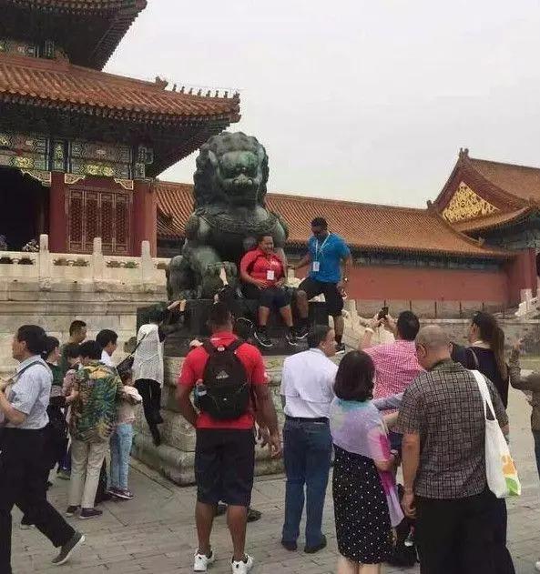 三观碎裂免签国家越来越多穷游没素质的老外也越来越多(图14)