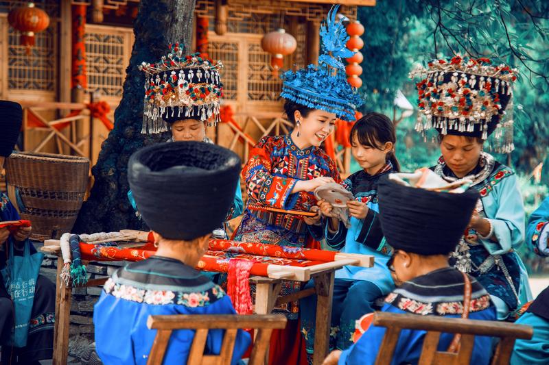九游娱乐文化：年轻人成带头人非遗工坊从乡村走向世界｜文化中国行
