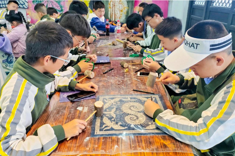 九游娱乐：深化文旅融合丰富旅游供给——黔东南州积极探索“非遗+研学”激发文化旅游体验新活力(图2)