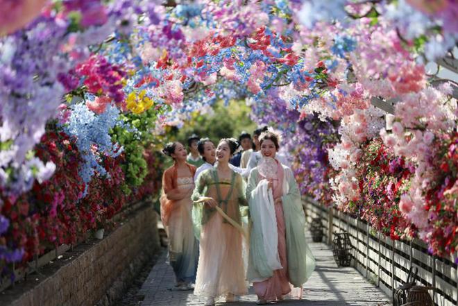 清明节假期国内出游126亿人次自驾游、赏花踏青最热门