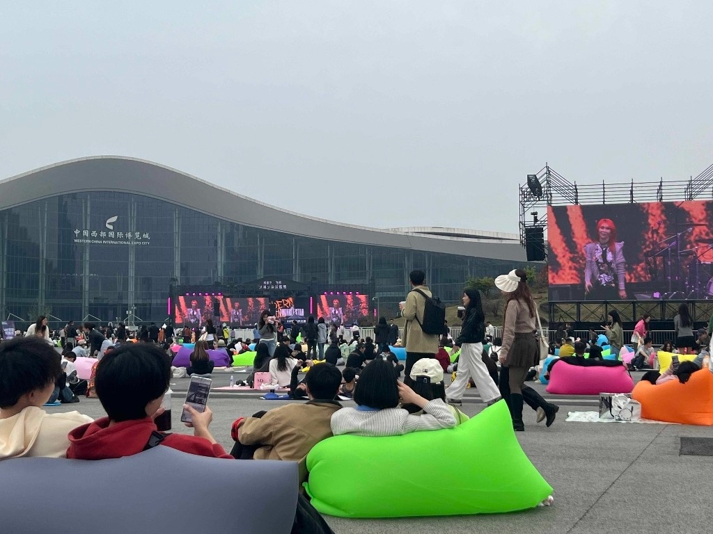 九游娱乐：清明小长假成都居国内热门目的地前三(图2)