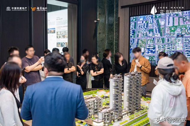 九游娱乐：科技路爆款四代洋房示范区一开放西安改善客集体涌入！(图2)