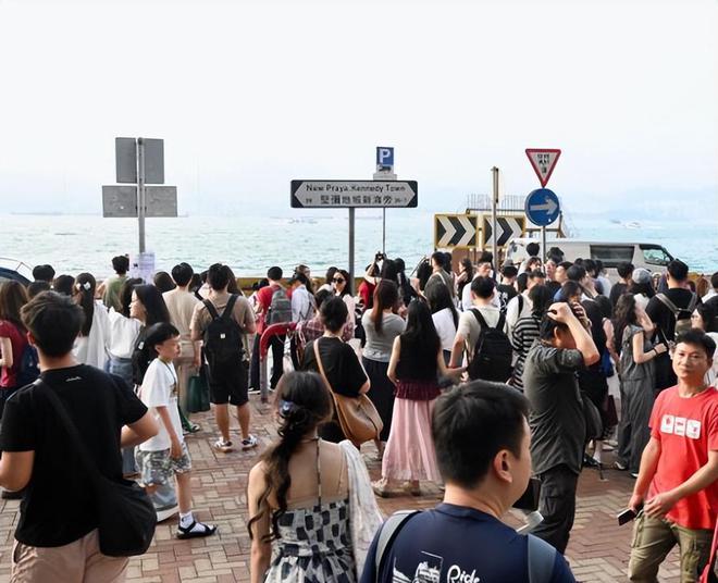 内地同胞趁五一长假到各地旅游说明中国抵抗美国高压有方