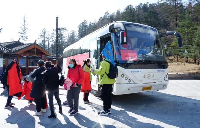 九游娱乐文化：惨不忍睹！华人旅行团美遇车祸7死8伤死者多为亲属现场曝光(图3)