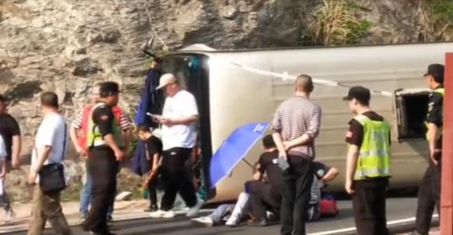九游娱乐文化：惨不忍睹！华人旅行团美遇车祸7死8伤死者多为亲属现场曝光(图13)