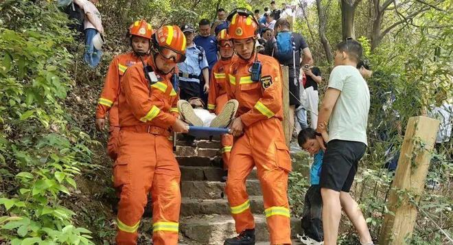 7死8伤华人旅游团美国遭遇车祸死者身份被扒现场画面曝光(图16)
