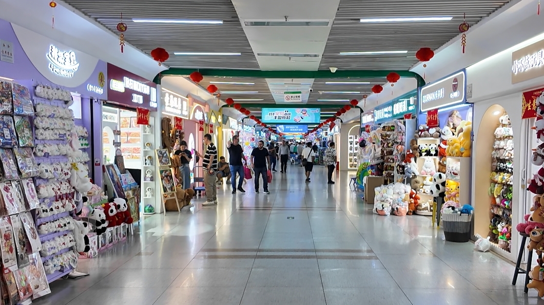 九游娱乐：财经观察：“五一”入境游热度持续“边游边买”助推旅购热潮(图2)