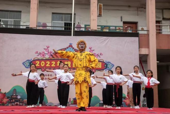 九游娱乐：悠悠古戏台年年有新戏(图4)