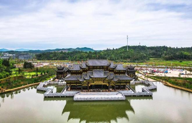 九游娱乐：悠悠古戏台年年有新戏(图1)