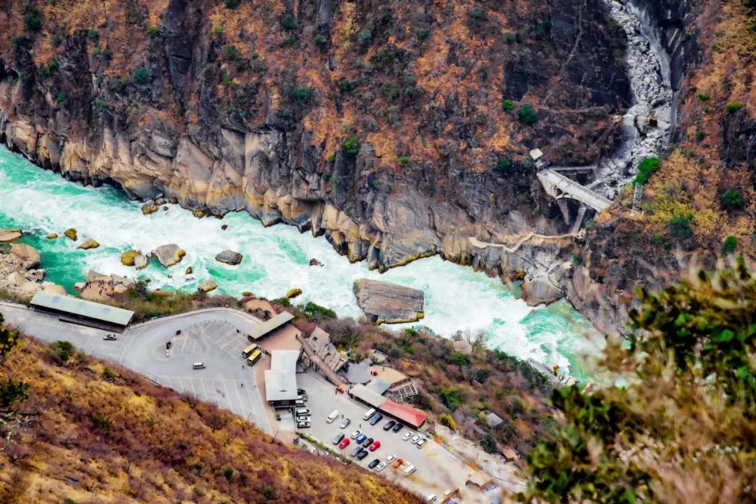 九游娱乐文化：虎跳峡旅游团突发事故！30万保险理赔款如何为旅行社兜底？！(图1)
