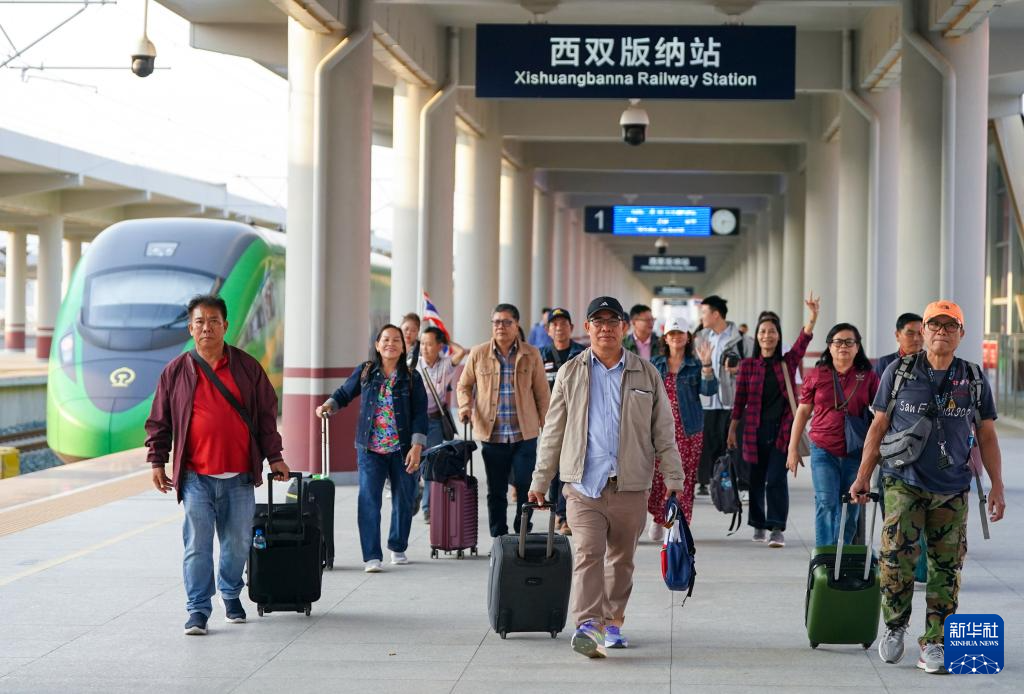 首个东盟国家旅游团免签入境云南西双版纳(图1)