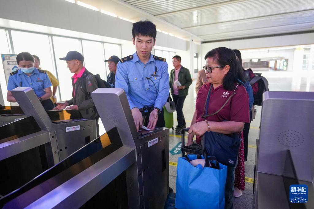 首个东盟国家旅游团免签入境云南西双版纳(图2)