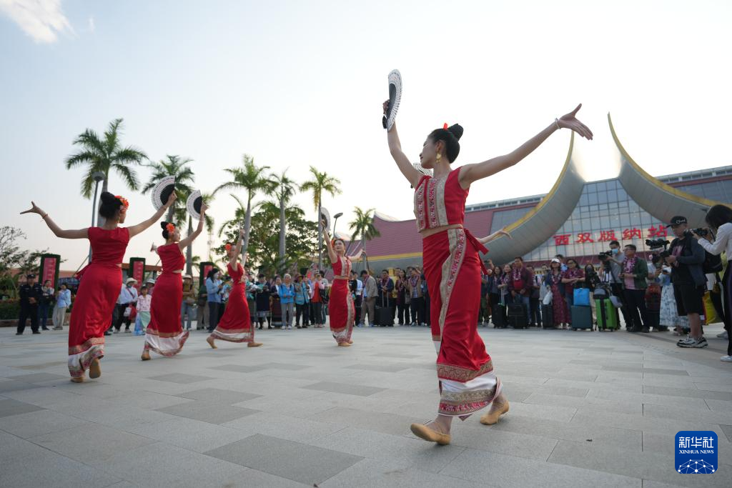 首个东盟国家旅游团免签入境云南西双版纳(图6)