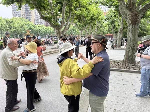暑期入境游火爆这些年轻人做起了“适配”生意(图1)