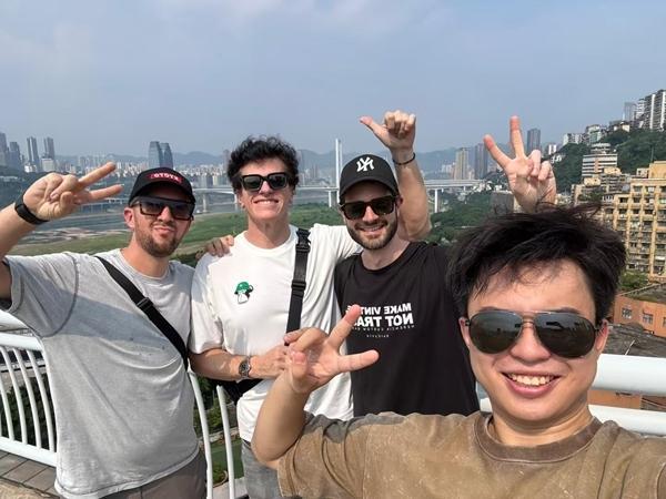 暑期入境游火爆这些年轻人做起了“适配”生意(图2)