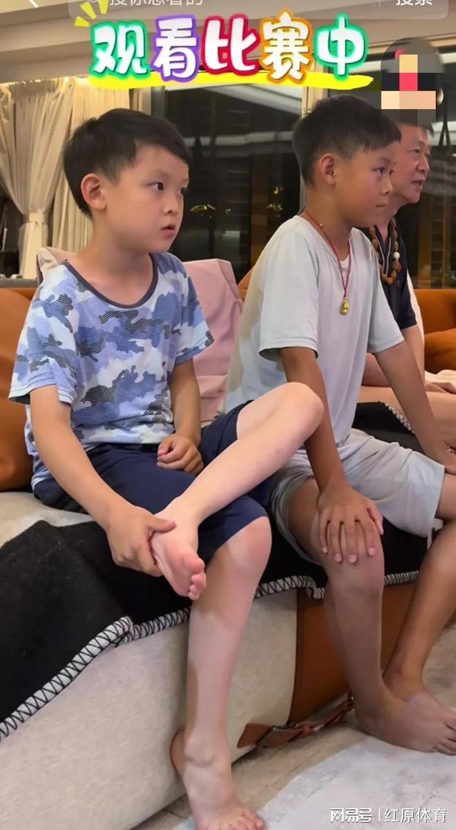 王皓回北京小雅带着两个儿子到体总看他一家人团聚的幸福时光(图2)
