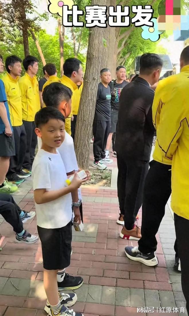 王皓回北京小雅带着两个儿子到体总看他一家人团聚的幸福时光(图1)