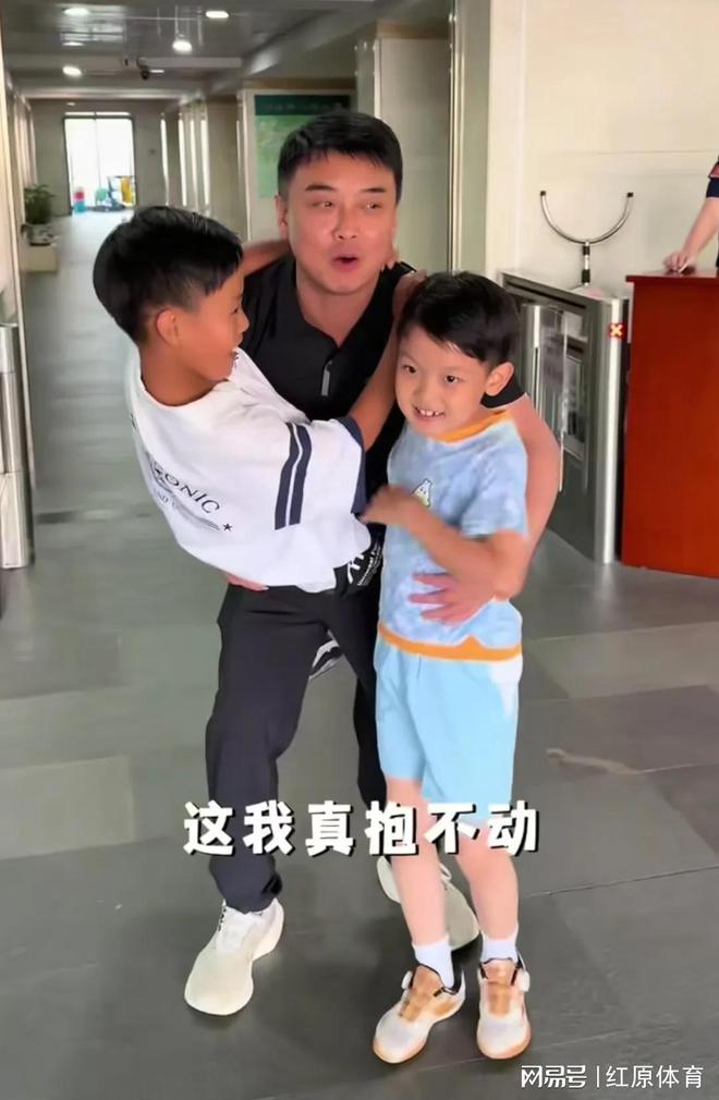 王皓回北京小雅带着两个儿子到体总看他一家人团聚的幸福时光(图7)