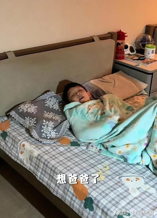 王皓回北京小雅带着两个儿子到体总看他一家人团聚的幸福时光(图6)