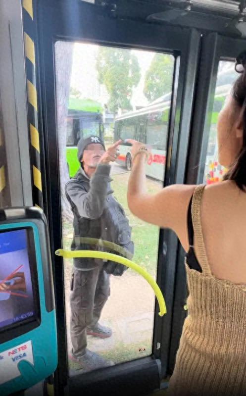 九游娱乐文化：两名女子新加坡旅游被当地男子辱骂男子：中国人不要来新加坡(图1)