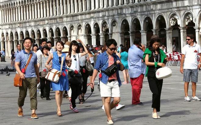 继德国之后英国也开始贴出“中文标语”？中国游客：感到被针对(图3)