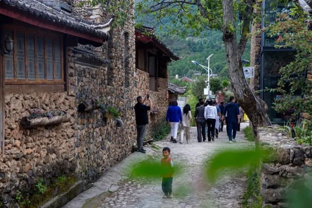 《中国日报》头版与二版聚焦云南：从“旅游目的地”到“第二故乡”“有一种叫云南的生活”引发全球共鸣(图2)