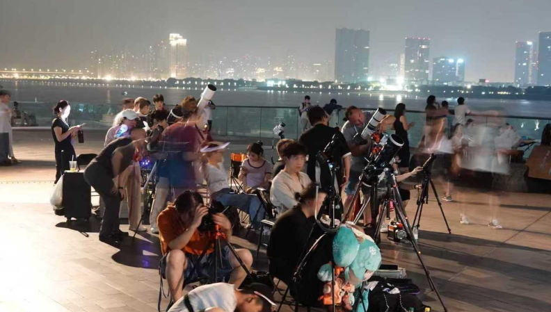 集体熬夜看“红月亮”“观星热”释放消费新动能(图2)