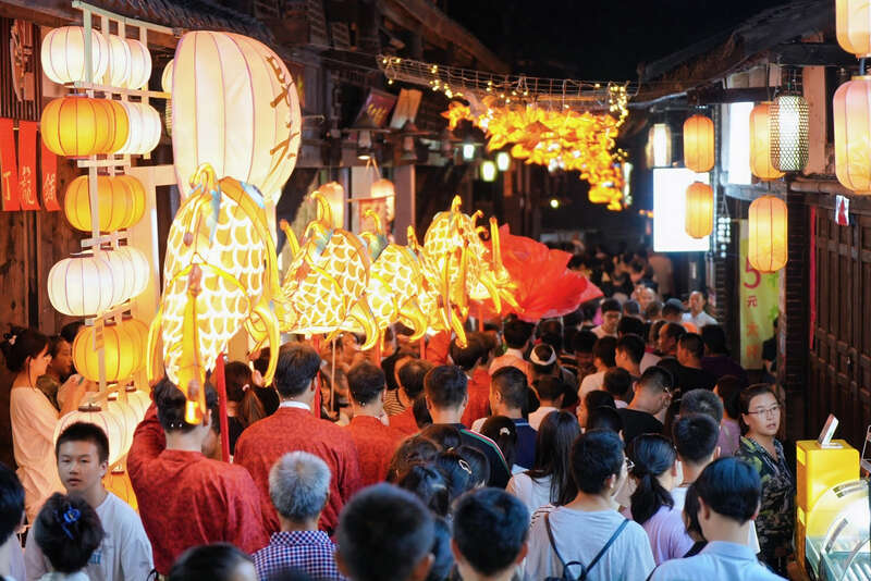 “千灯”引路千年古镇激活假日消费新场景文化中国行(图2)