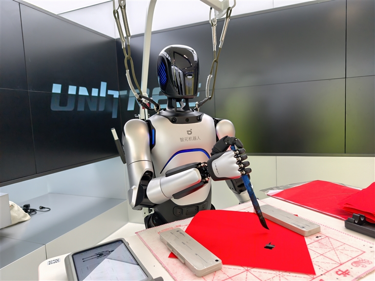 九游娱乐：我是机器人我在河南上班(图1)