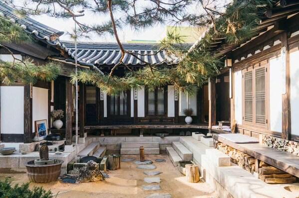 Airbnb爱彼迎发布五一假期出境游趋势：短途韩国霸榜远行欧洲升温都市漫游与自然旅行双线开花(图1)